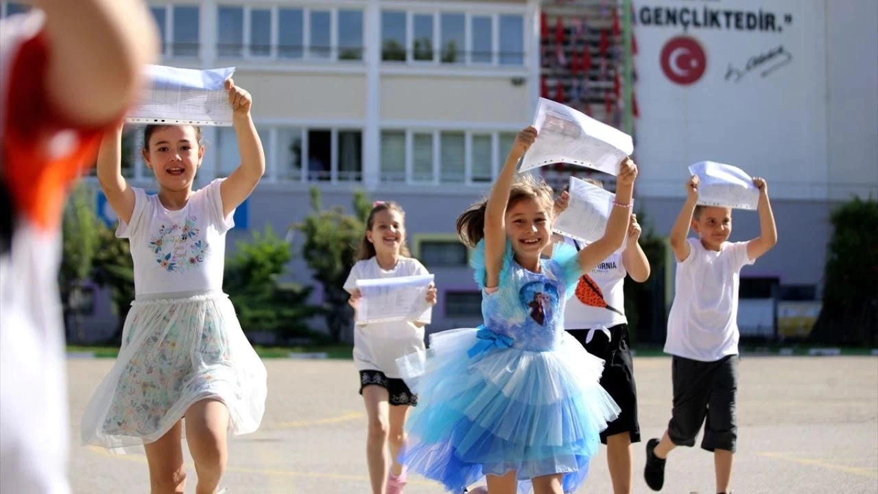 Karne Hediyesi Yağmuru Başladı! İş Bankası, QNB Finansbank ve Akbank’tan Öğrencilere Yaz Tatiline Özel Sürprizler