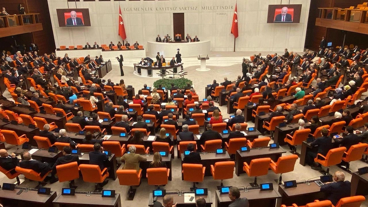 Mecliste Gündem: 25 Yıl Evli Kalan Ev Hanımlarına Emeklilik Hakkı! 16.881 TL Maaş Önerisi