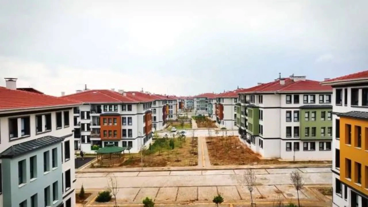 TOKİ’den 3125 TL Taksitle Arsa, 18 Bin TL Taksitle Konut Fırsatı! İşte Satış Yapılan İller ve Başvuru Detayları