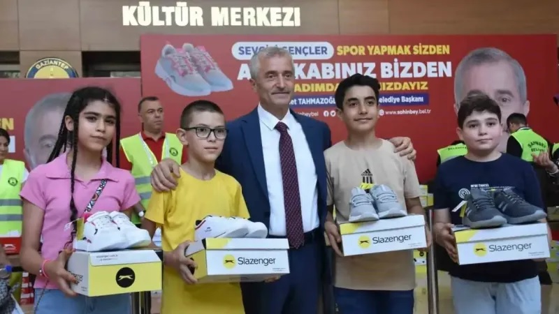 Öğrencilere Karne Hediyesi: Ücretsiz Slazenger Spor Ayakkabı Dağıtımı Başladı!